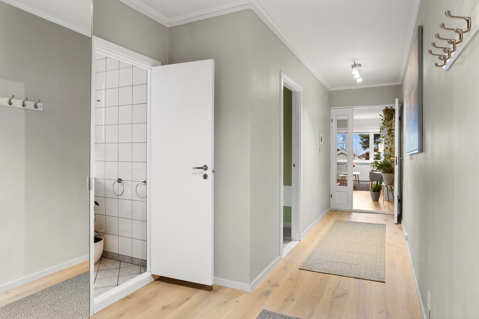 Leiligheten har en bra planløsning og inneholder 2 soverom, bad, gang, stue og kjøkken i åpen løsning. Galleribilde