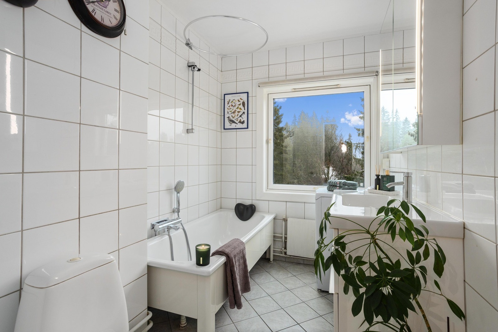 Flislagt bad med badekar. Opplegg for vaskemaskin på bad. Galleribilde