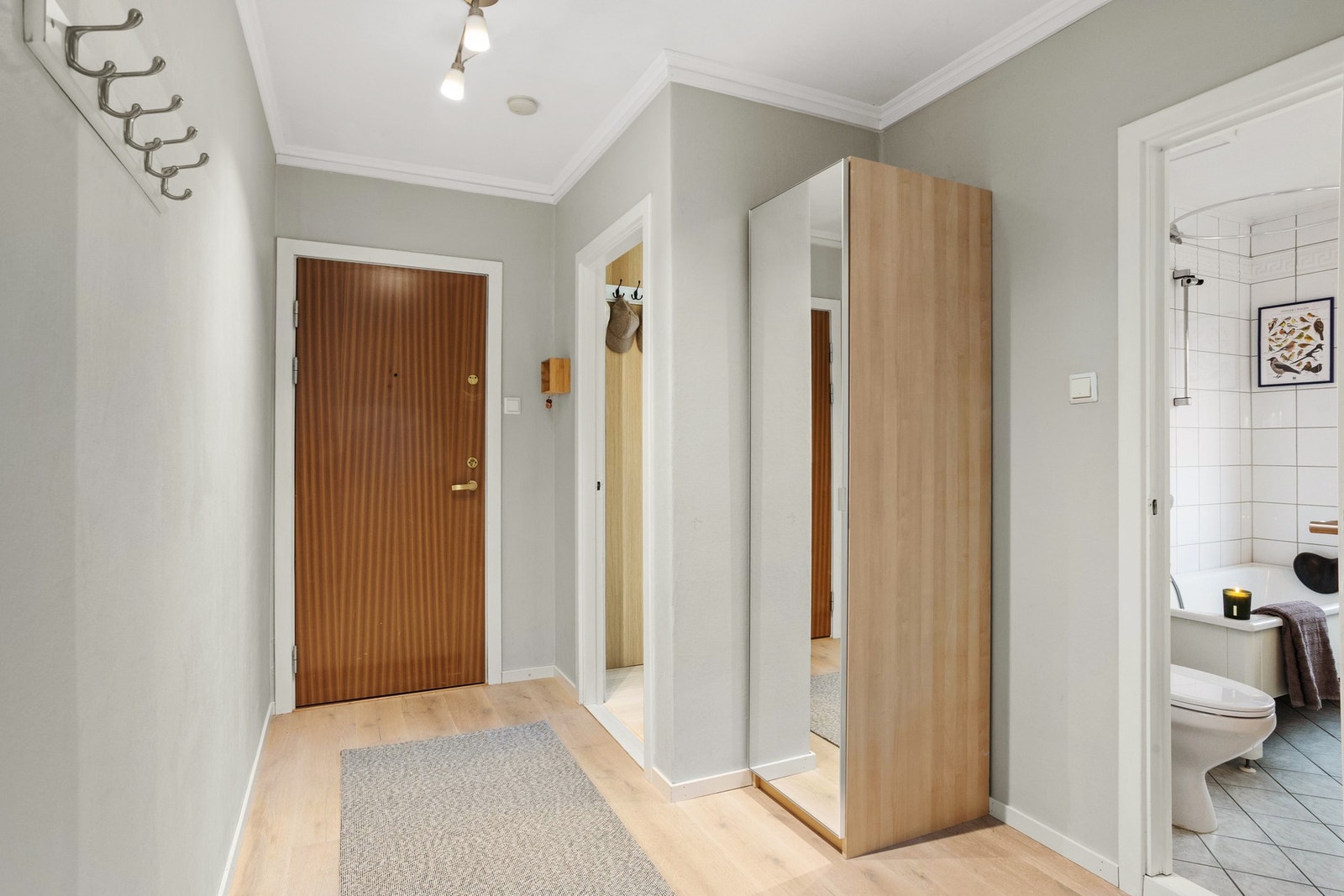 Romslig gang med plass til yttertøy. Galleribilde