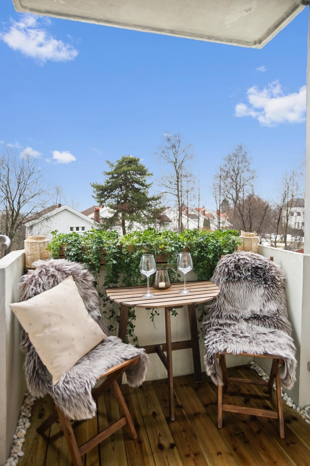 Fra stuen er det utgang til solrik balkong med nydelig utsikt året rundt. Galleribilde