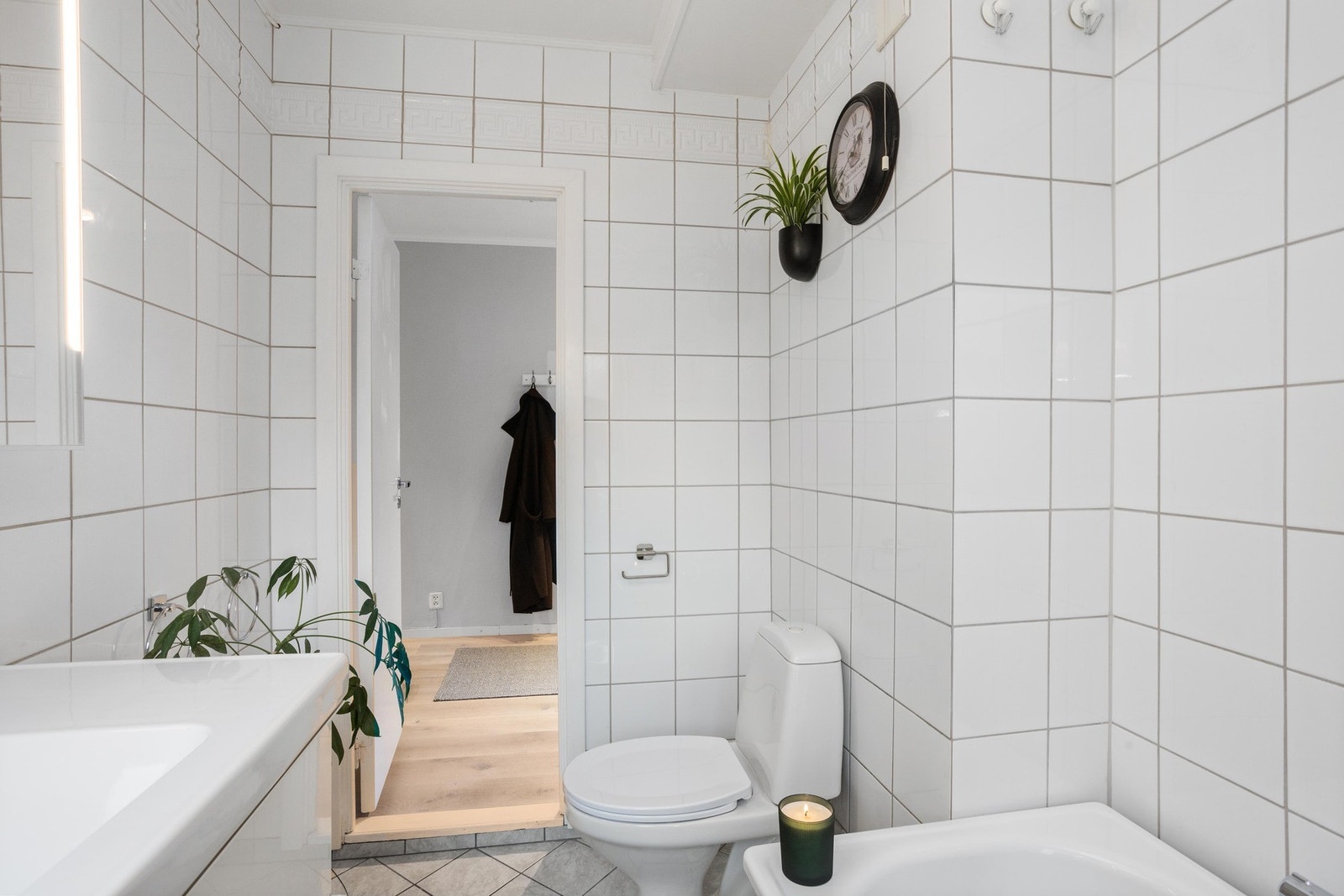 Baderom fra byggeår med enkelte oppgraderinger utført tidlig år 2000, 2016, 2021 og 2025. Galleribilde