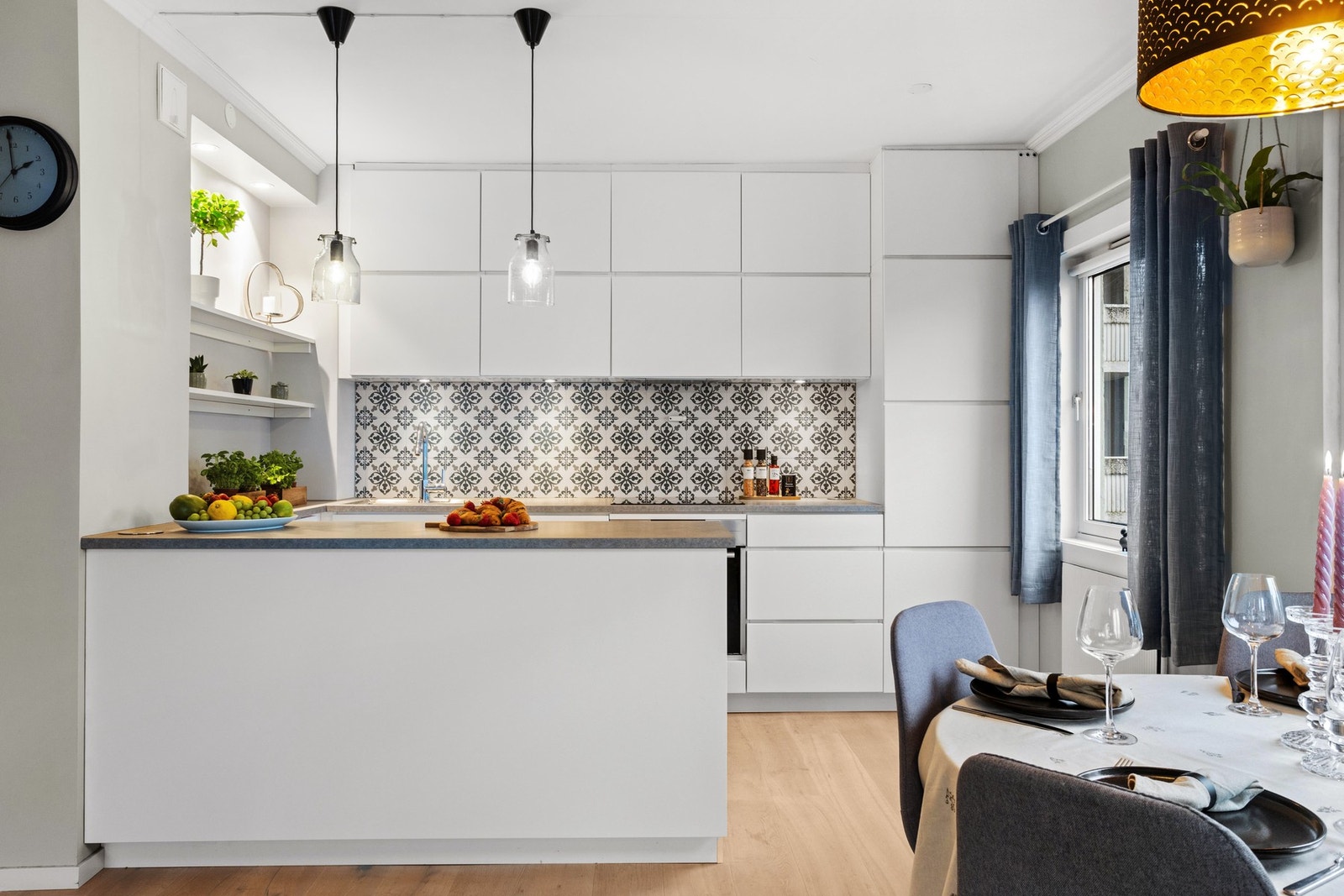 Pent kjøkken i åpen løsning. Innredning fra Kvik med glatte fronter. Galleribilde