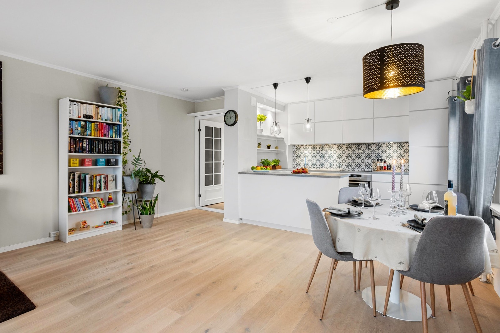 Romslig stue/spisestue med god plass til spisebord med plass til familie og venner. Galleribilde