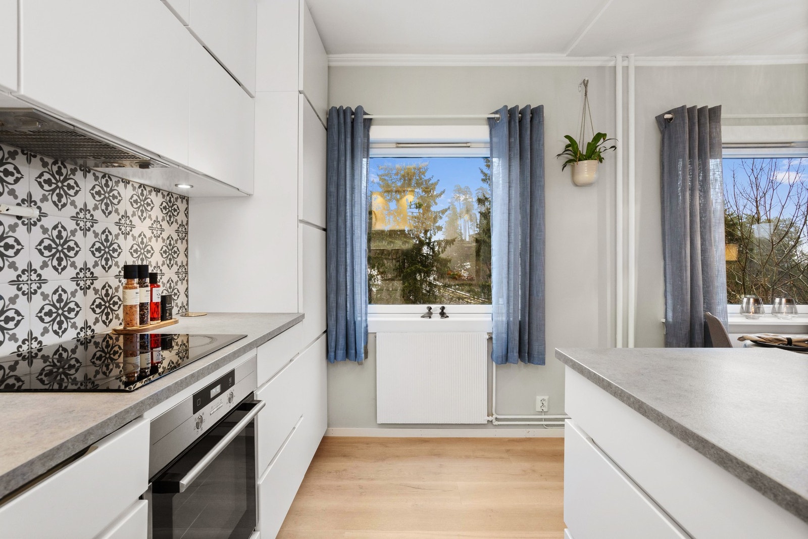 Godt med skap- og benkeplass på kjøkkenet. Galleribilde