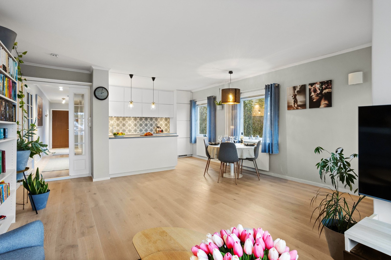 Lys stue med kjøkken i åpen løsning. Galleribilde