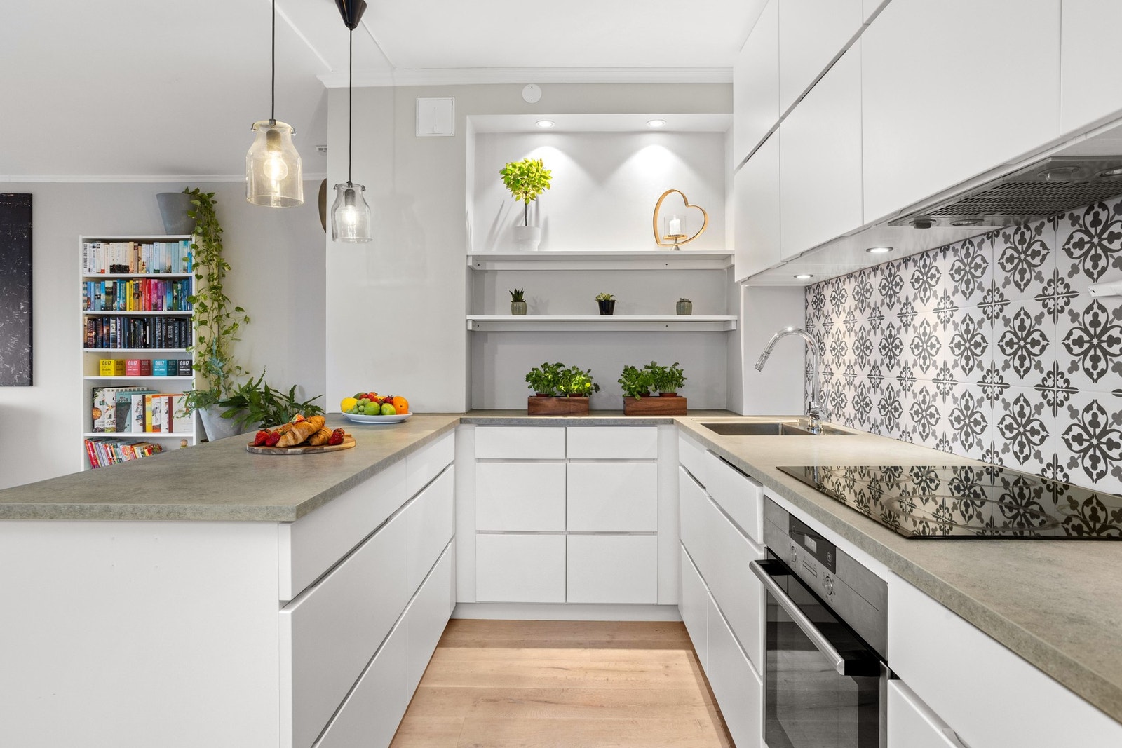 Integrert stekeovn, platetopp, oppvaskmaskin (fra 2025) og kjøleskap med fryser. Galleribilde