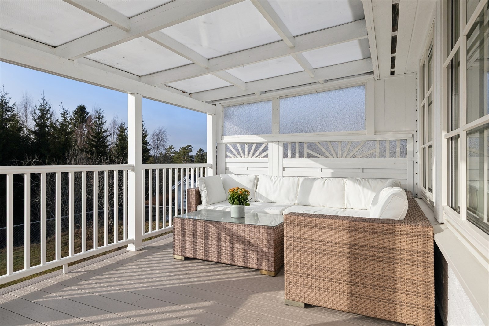 Deler av verandaen har en pergola noe som gir en lun og skjermet uteplass. Galleribilde