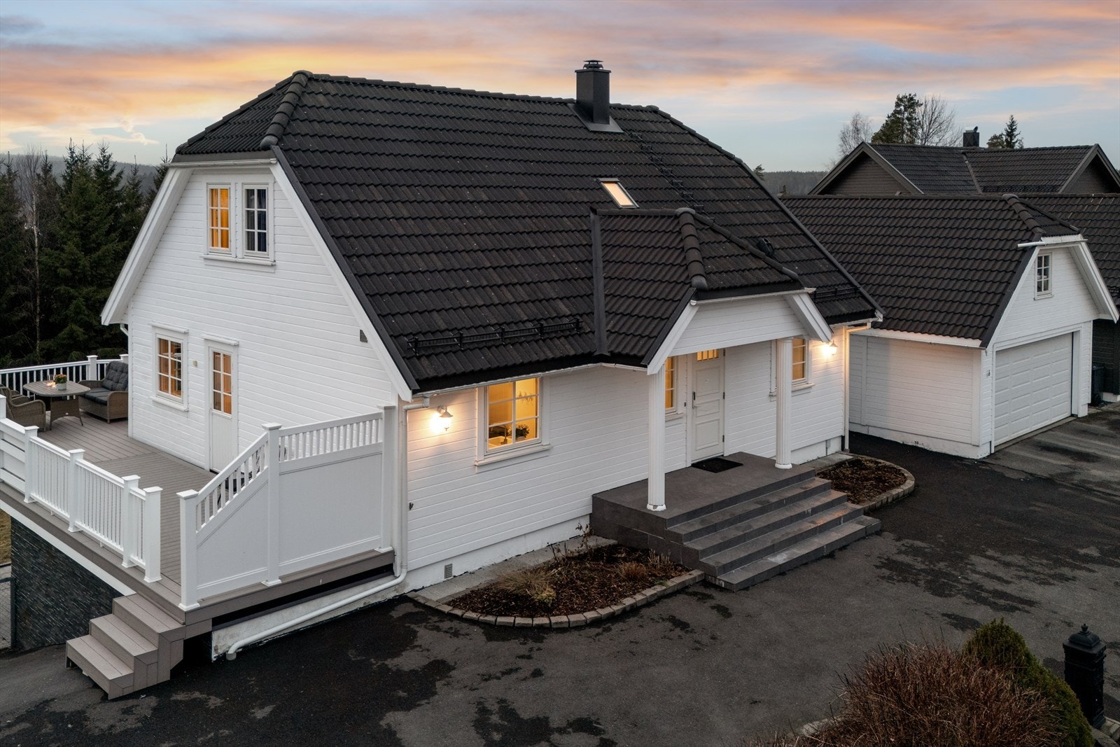 Velkommen til denne innholdsrike eneboligen fra 2009, som strekker seg over tre plan, samt en frittstående dobbelgarasje. Galleribilde