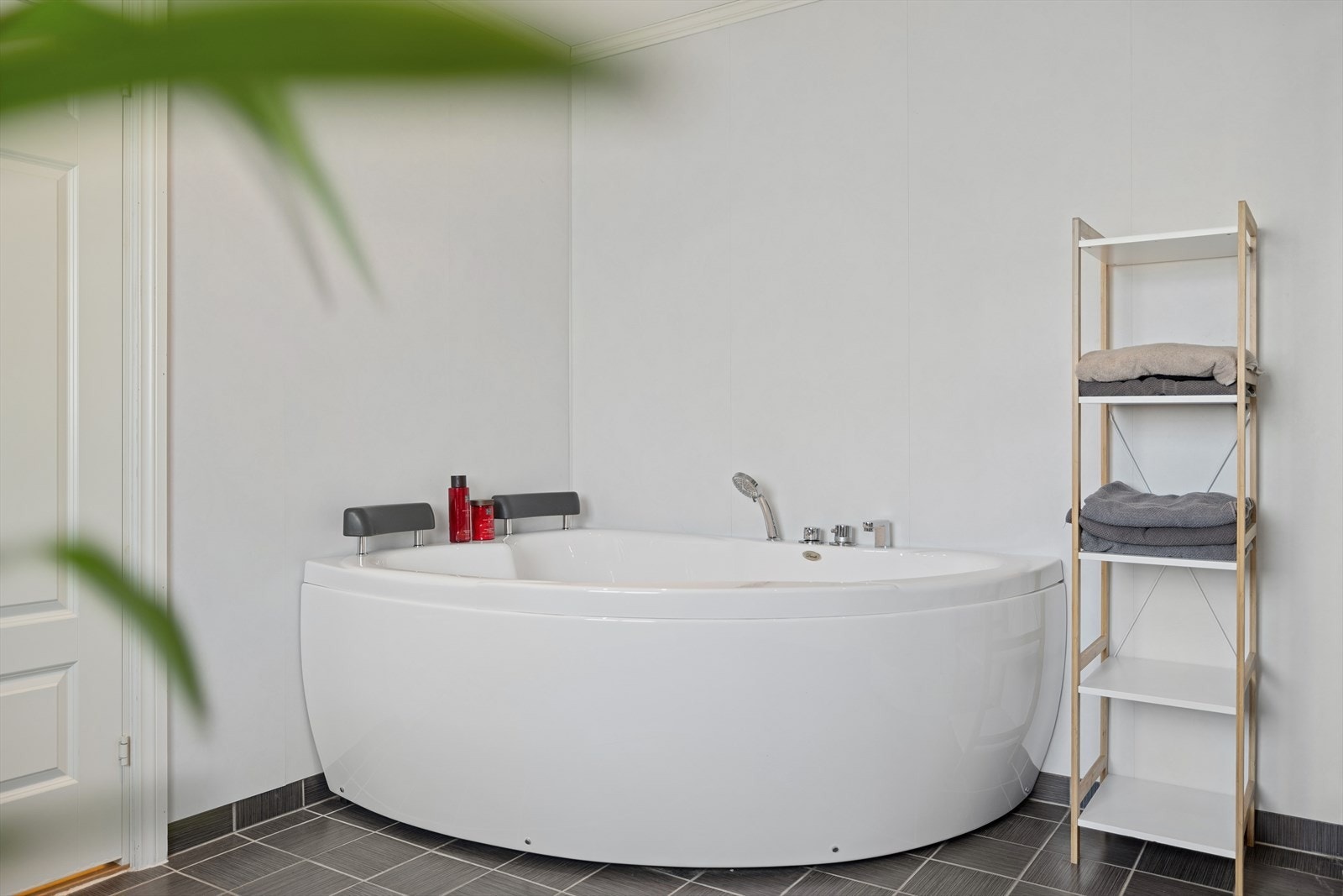 Badet har også et stort og innbydende badekar plassert i det ene hjørnet av rommet. Galleribilde