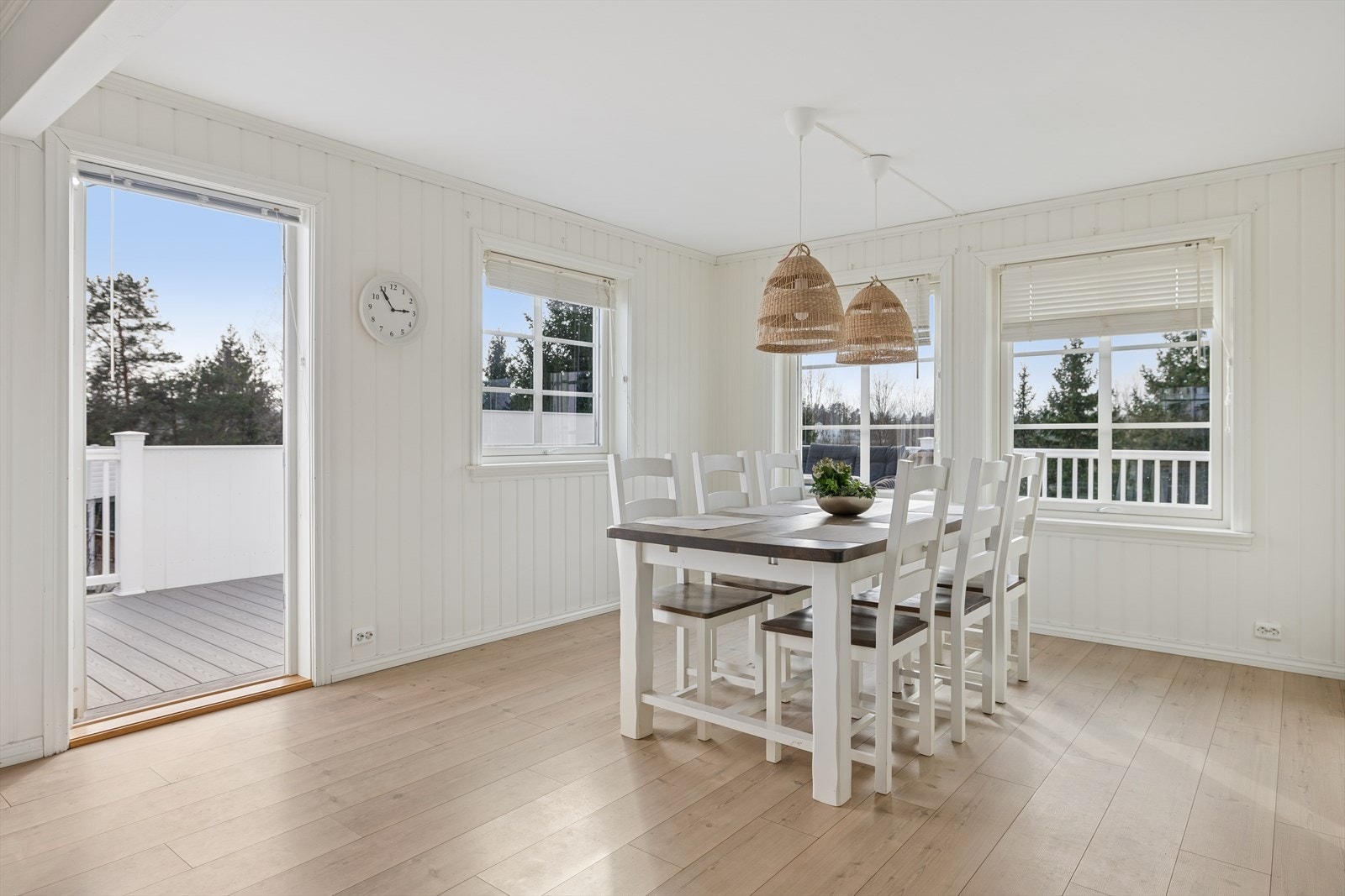 Spisestuen har også utgang til verandaen, som binder ute- og inneområdene sammen. Galleribilde