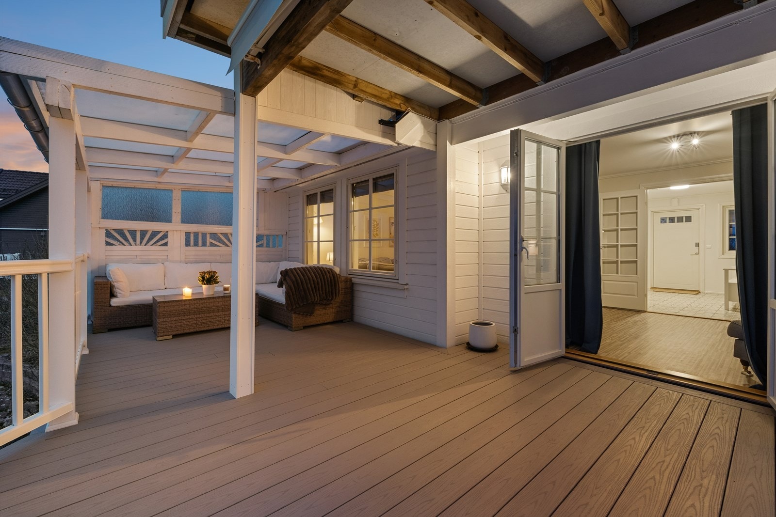 Gulv og rekkverk på verandaene er i vedlikeholdsfritt kompositt, oppgradert i nyere tid. Galleribilde