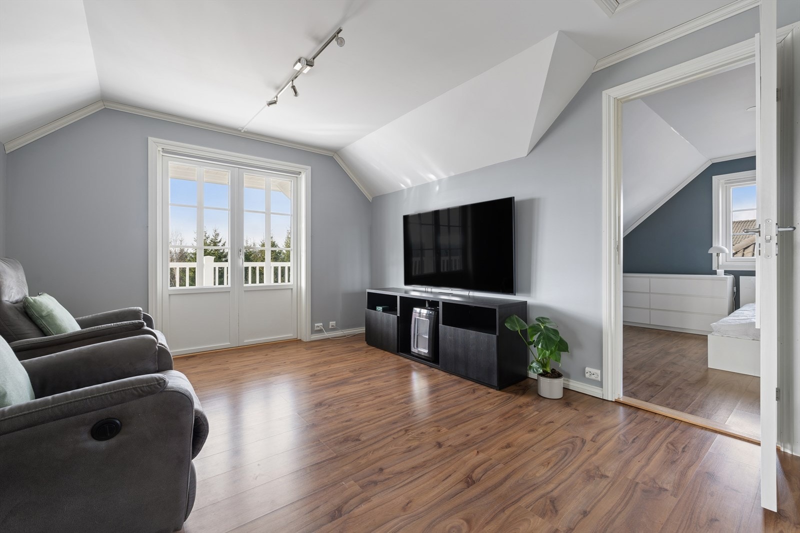 Loftstuen gir ekstra plass og fungerer utmerket som TV-stue eller lekerom som er meget praktisk med barn eller ungdommer i hus. Galleribilde