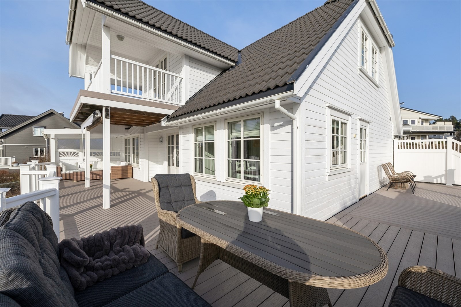 Verandaen går rundt to sider av boligen med god plass til å innrede i flere soner. Galleribilde