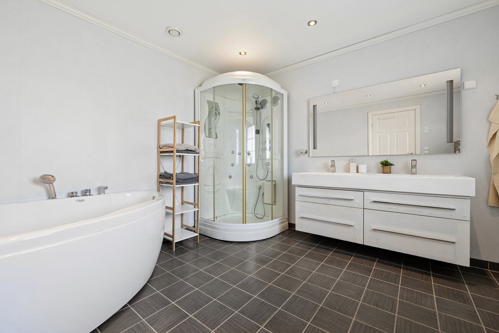 Romslig bad hvor gulvet er flislagt og har behagelig vannbåren varme. Galleribilde