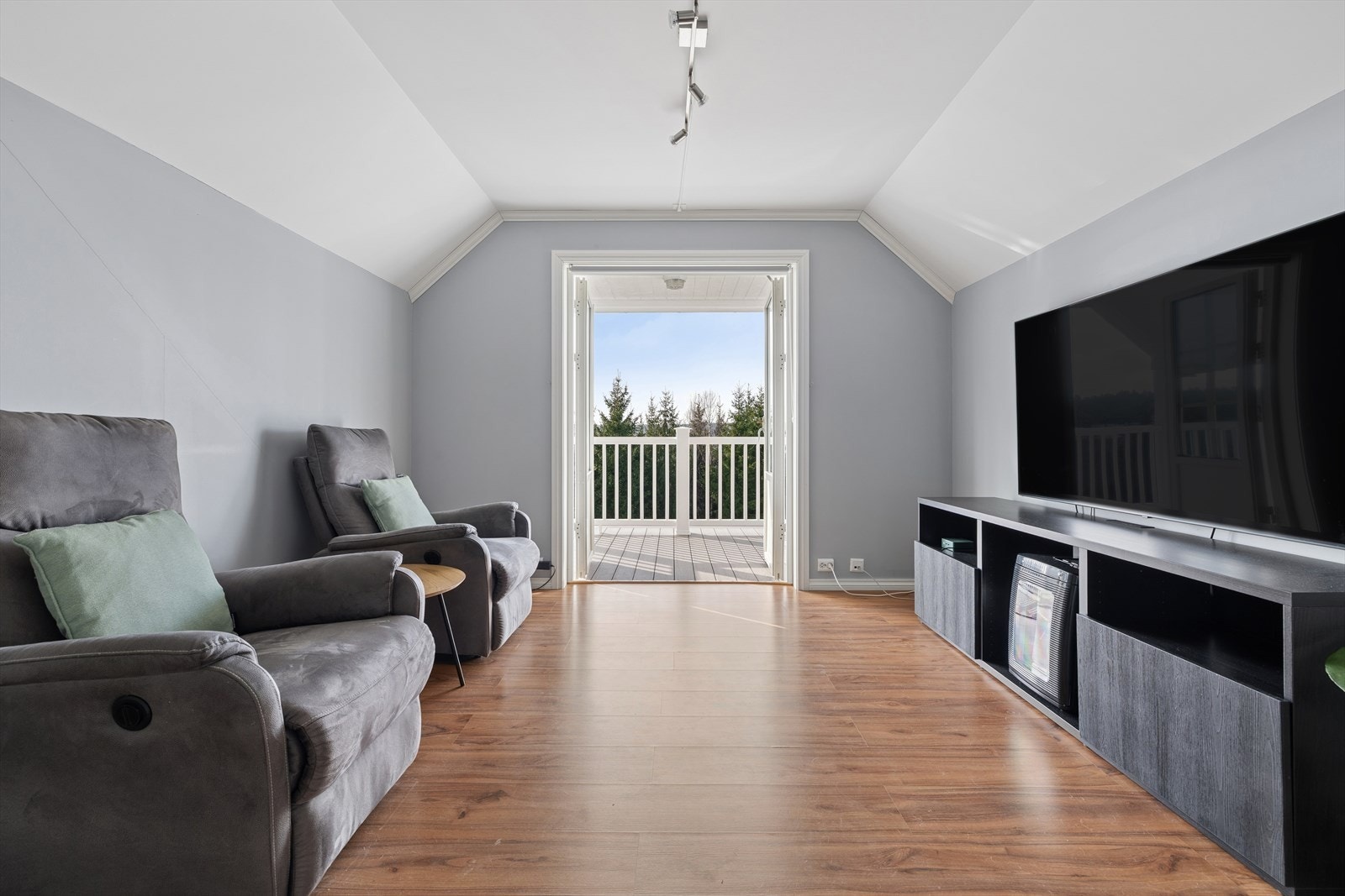 Herfra er det utgang til en egen veranda på ca. 7 m² hvor sommeren kan nytes usjenert. Galleribilde