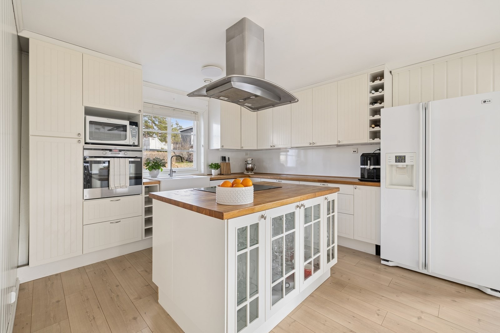 Moderne IKEA-kjøkken fra 2009 som har godt med både skap- og benkplass, samt en praktisk kjøkkenøy. Galleribilde