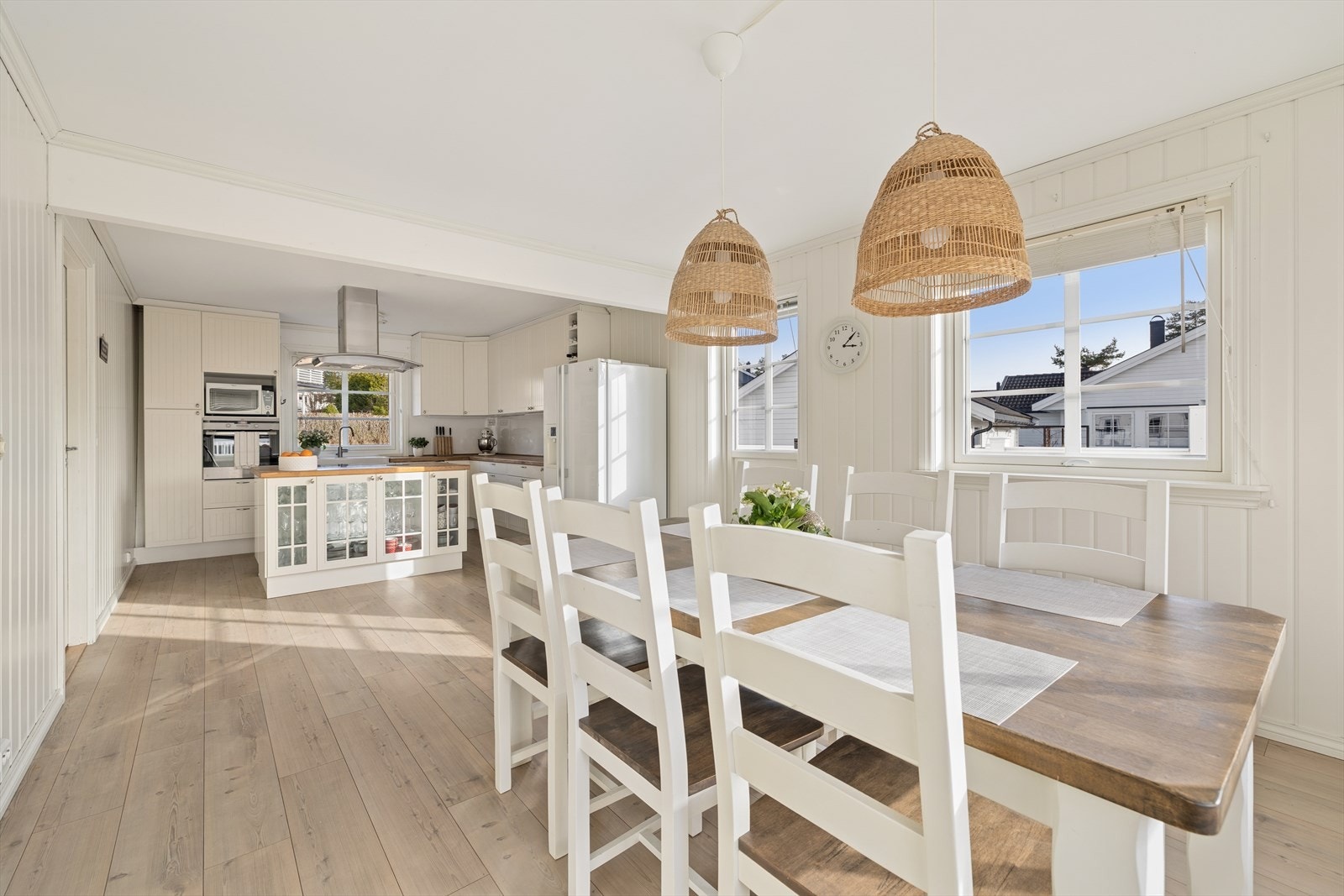 Spisestuen ligger i åpen tilknytning til kjøkkenet, og skaper en sosial sone. Galleribilde