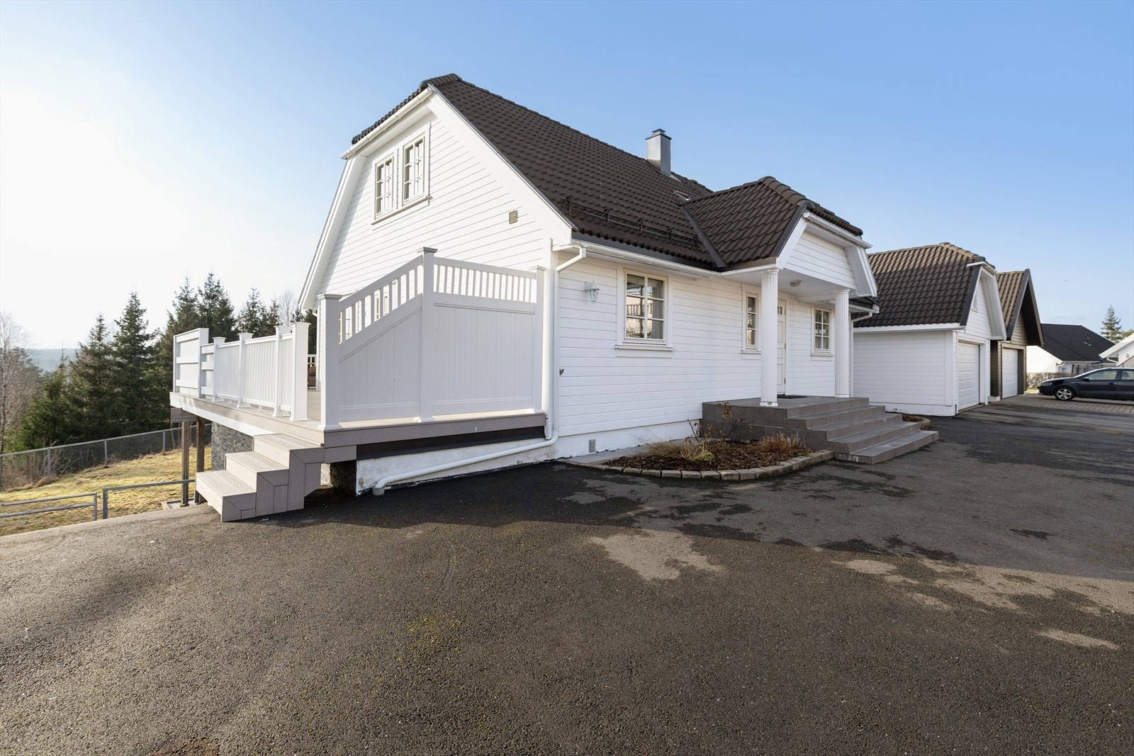 Stor asfaltert gårdsplass med god parkeringsmuligheter, samt en romslig dobbelgarasje. Galleribilde