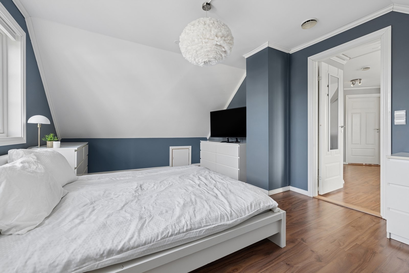 Etasjen har tre komfortable soverom, alle med plass til stor seng, tilhørende møblement og oppbevaring. Galleribilde