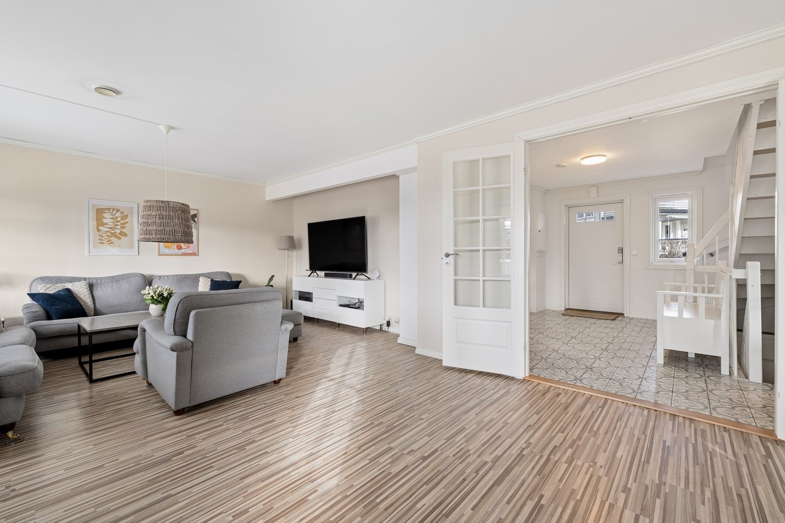 Boligen har effektiv oppvarming via bergvarme og vannbåren gulvvarme i alle rom sikrer høy komfort. Galleribilde