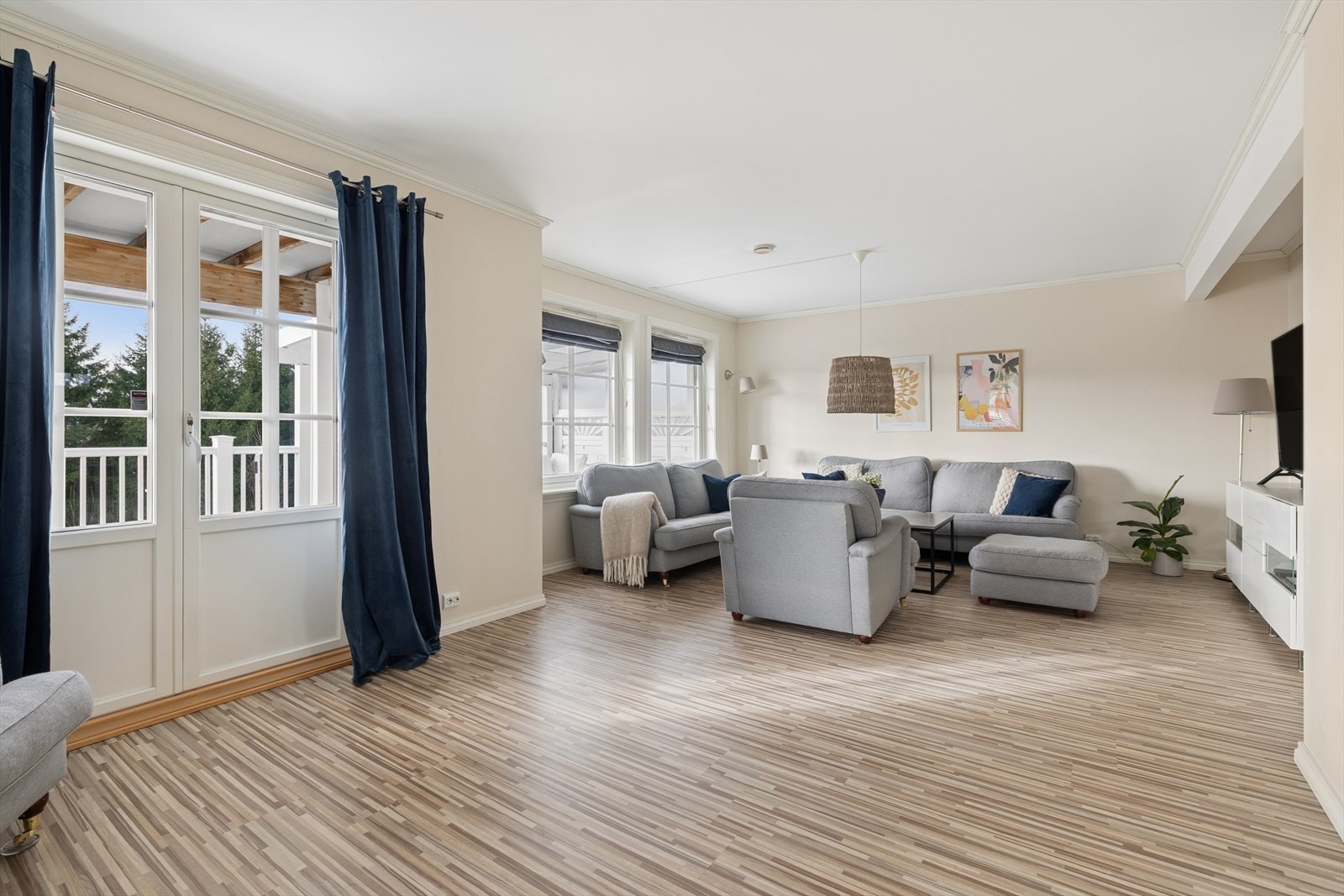 De store vindusflatene, sammen med terrassedøren, sørger for rikelig med naturlig lys og en luftig romfølelse. Galleribilde