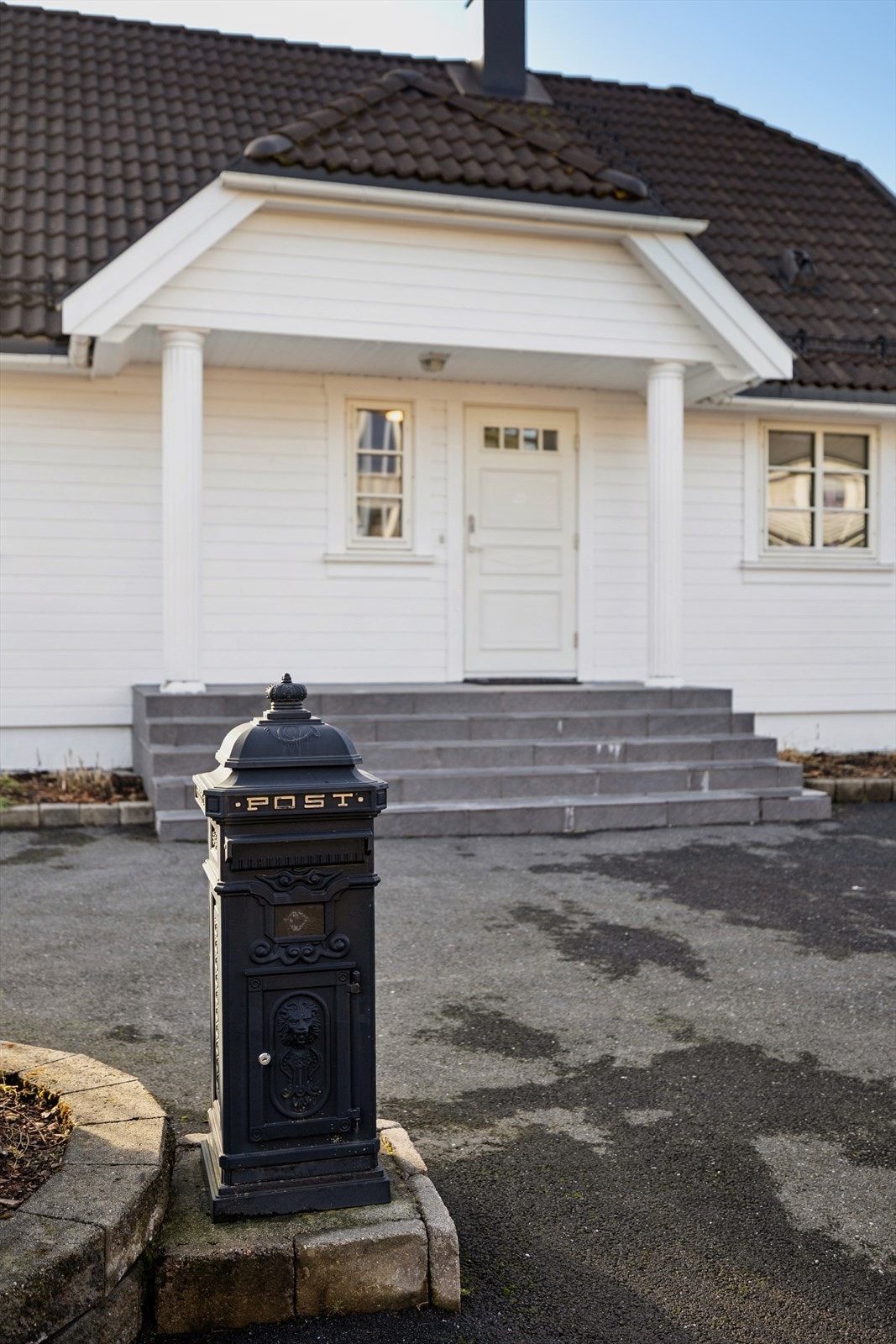 Her ønsker du velkommen med et innbydende inngangsparti. Galleribilde