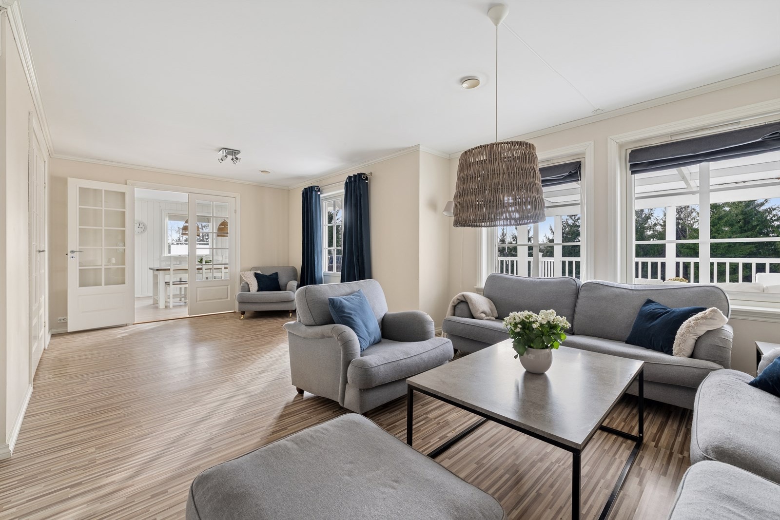 Stuen er lys og trivelig med en fin utforming som gir en god møbleringsfrihet. Galleribilde