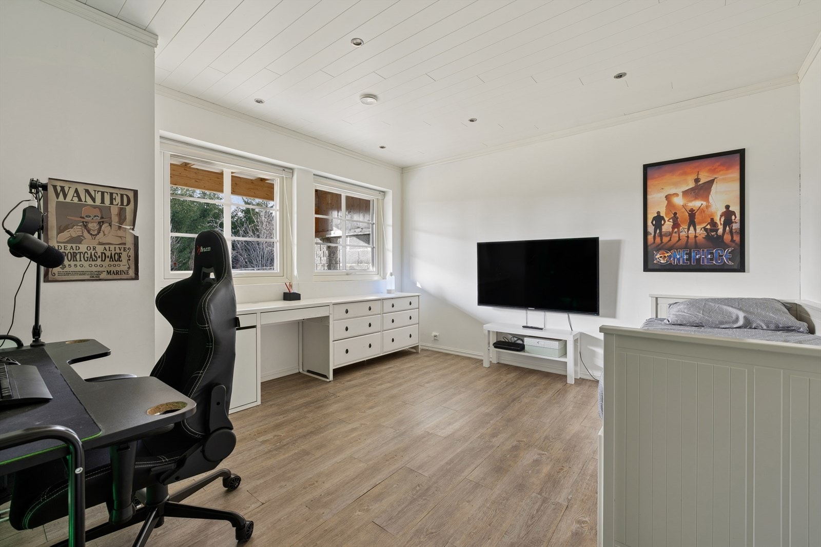 Begge soverommene i underetasjen er av god størrelse med mulighet for å etablerer en utleiedel. Galleribilde