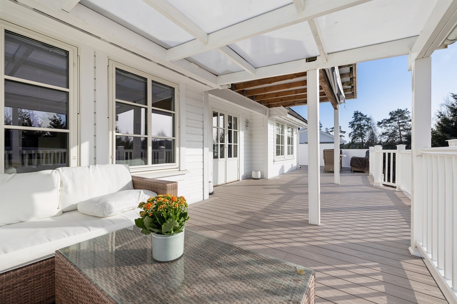 Verandaen strekker seg langs store deler av fasaden og gir rikelig med plass. Galleribilde