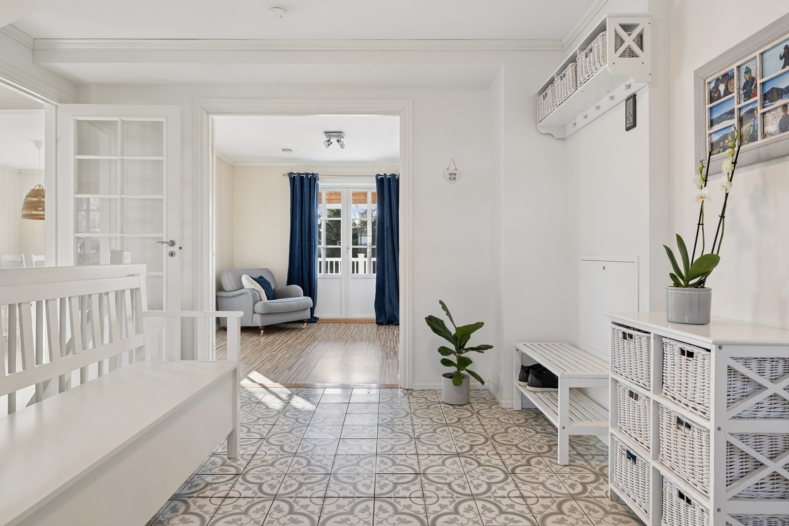 Du ønskes velkommen inn til boligens hovedetasje og en romslig entré. Her er det god plass til å henge fra seg yttertøy og sette fra seg sko. På gulvet er det lagt dekorative fliser med vannbåren varme. Galleribilde