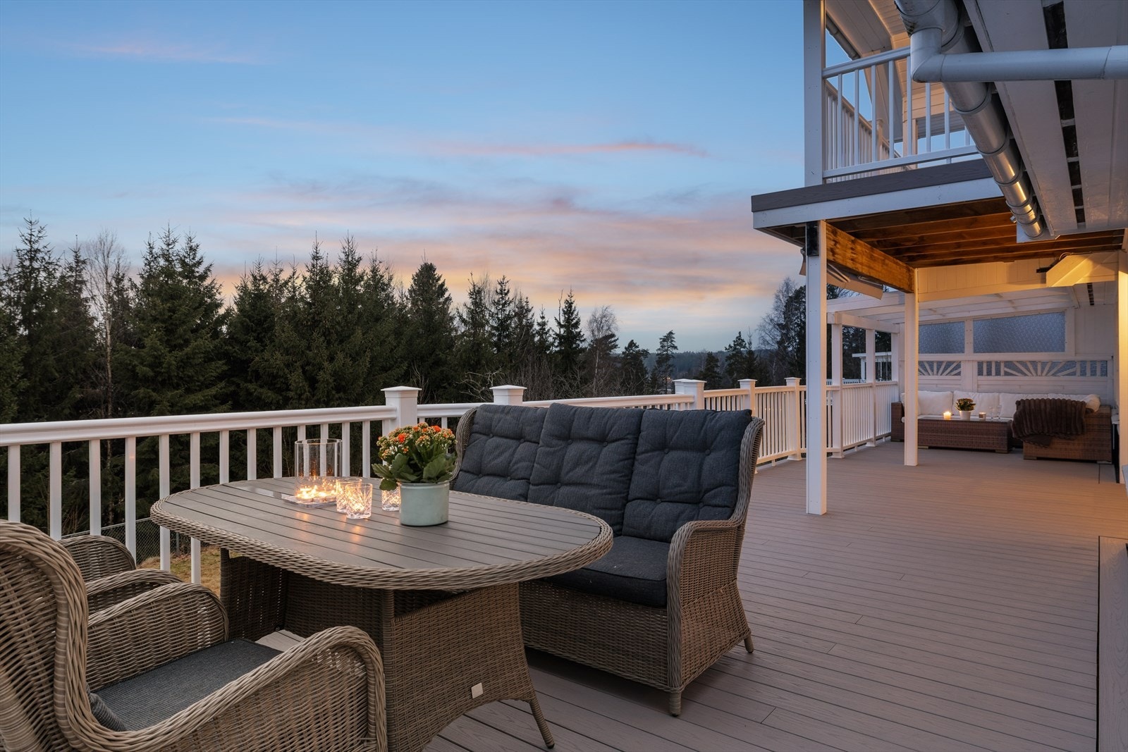 Boligen byr på flere store uteplasser, perfekt for sosiale lag. Galleribilde