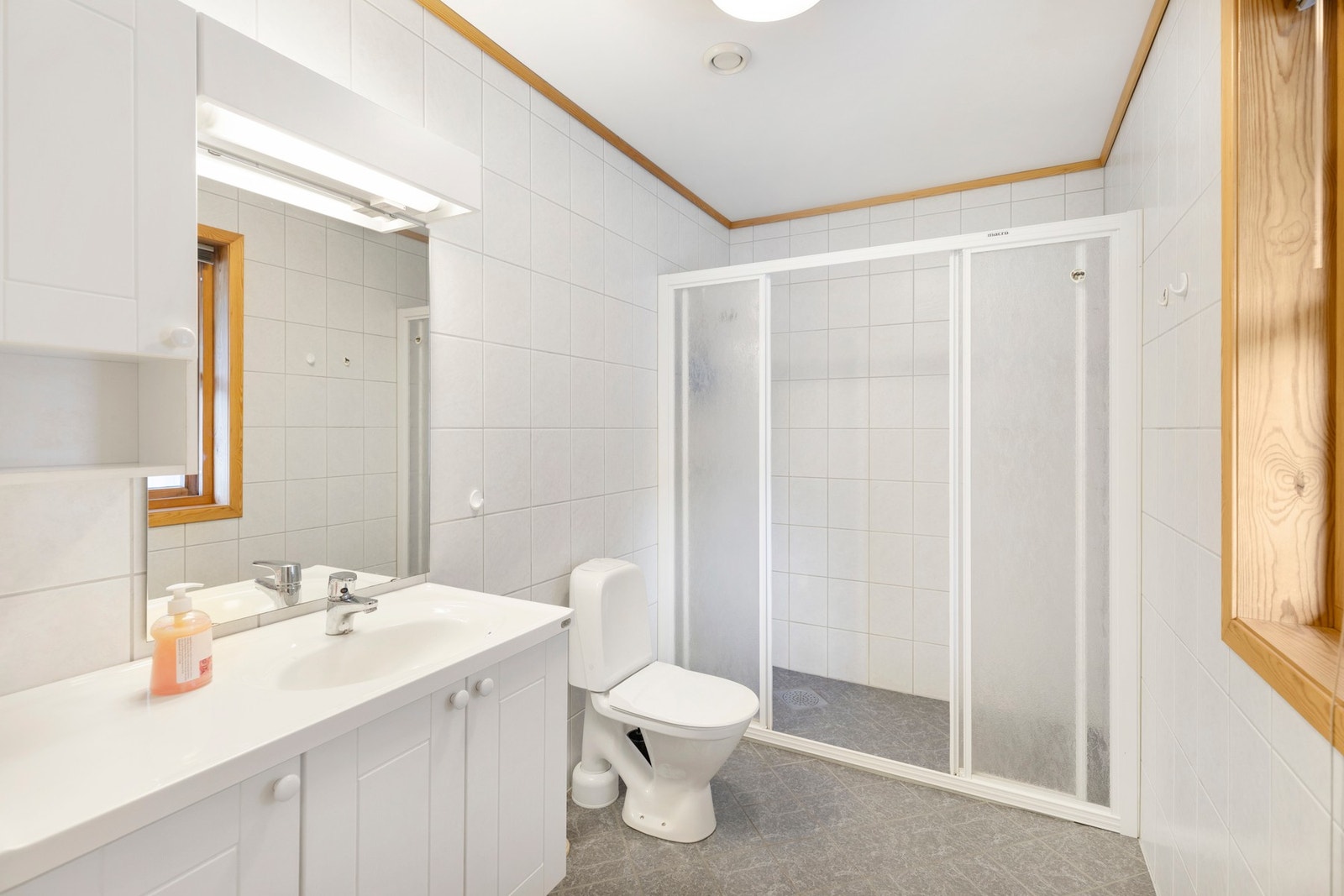 Badet i hovedetasjen har montert gulvvarme, baderomsinnredning, dusjnisje og toalett Galleribilde