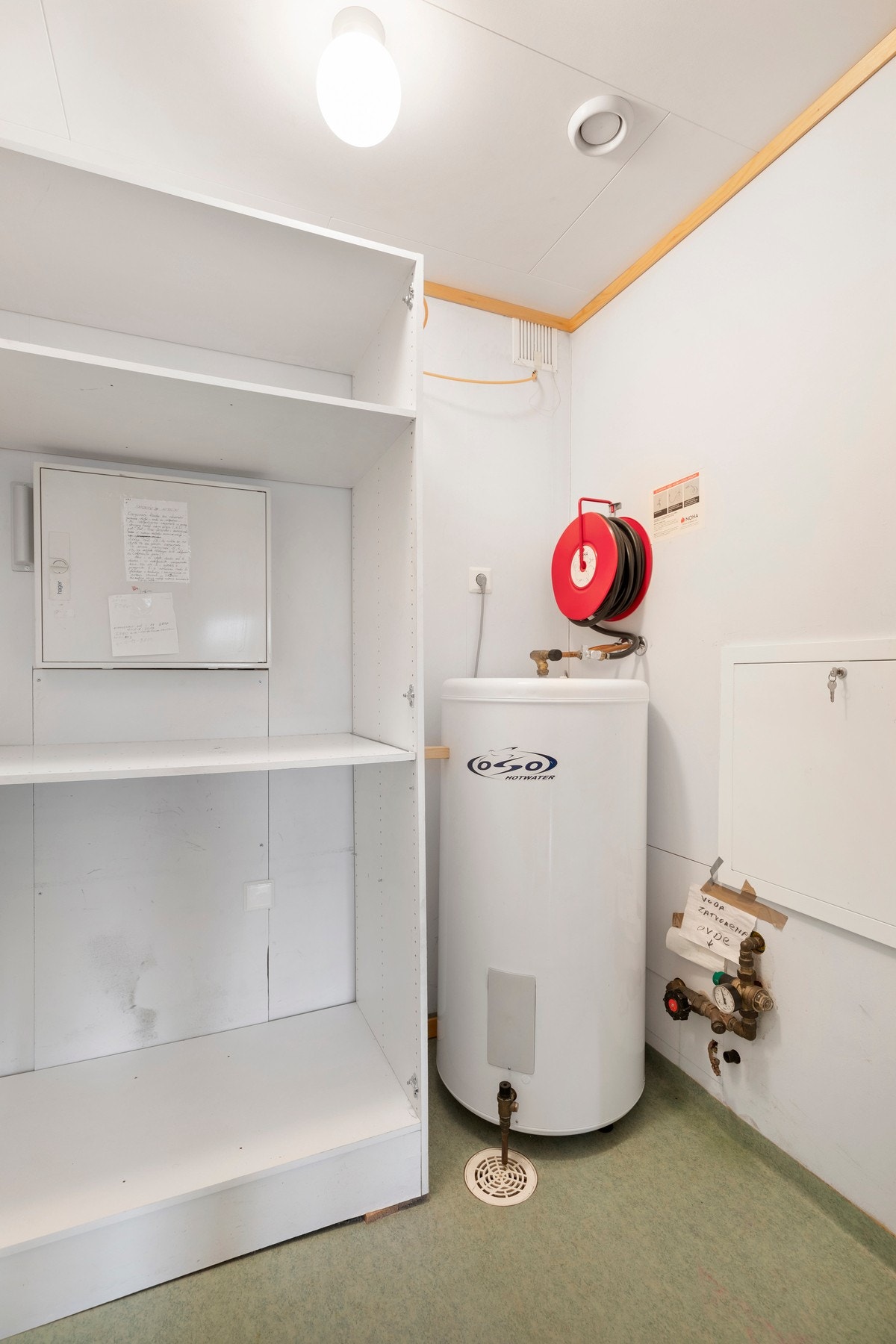 Tilstøtende bod med vvbereder, sluk og brannslange, samt sikringsskap med automatsikringer og rørskap for rør-i-rør Galleribilde