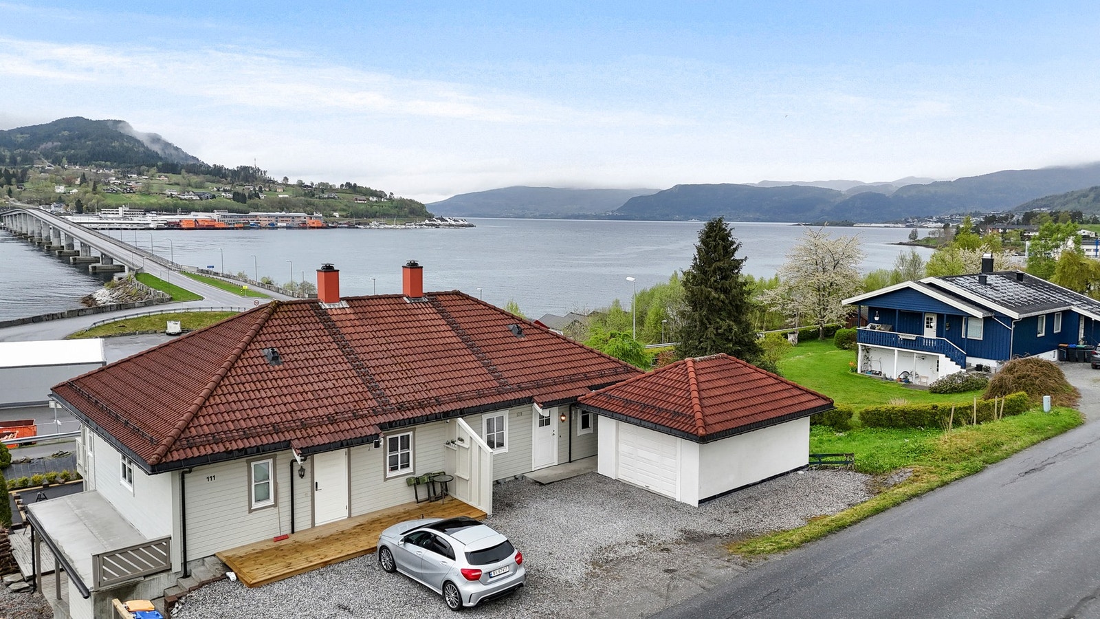 Boligen ligger fint til, med storslått utsikt utover Sykkylvsfjorden Galleribilde