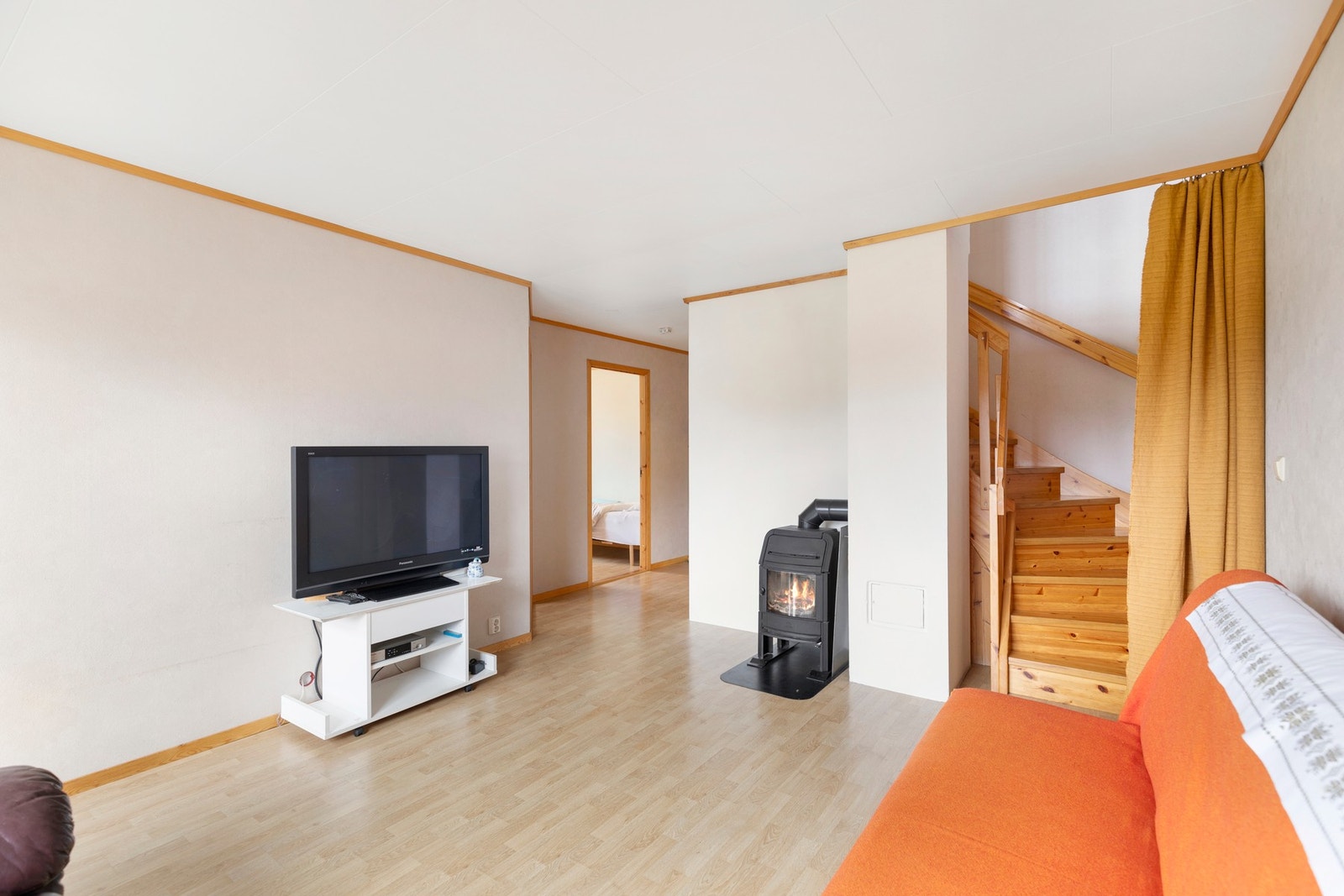 I underetasjen er det også en kjellerstue, hvor det er montert gulvvarme og ved Galleribilde