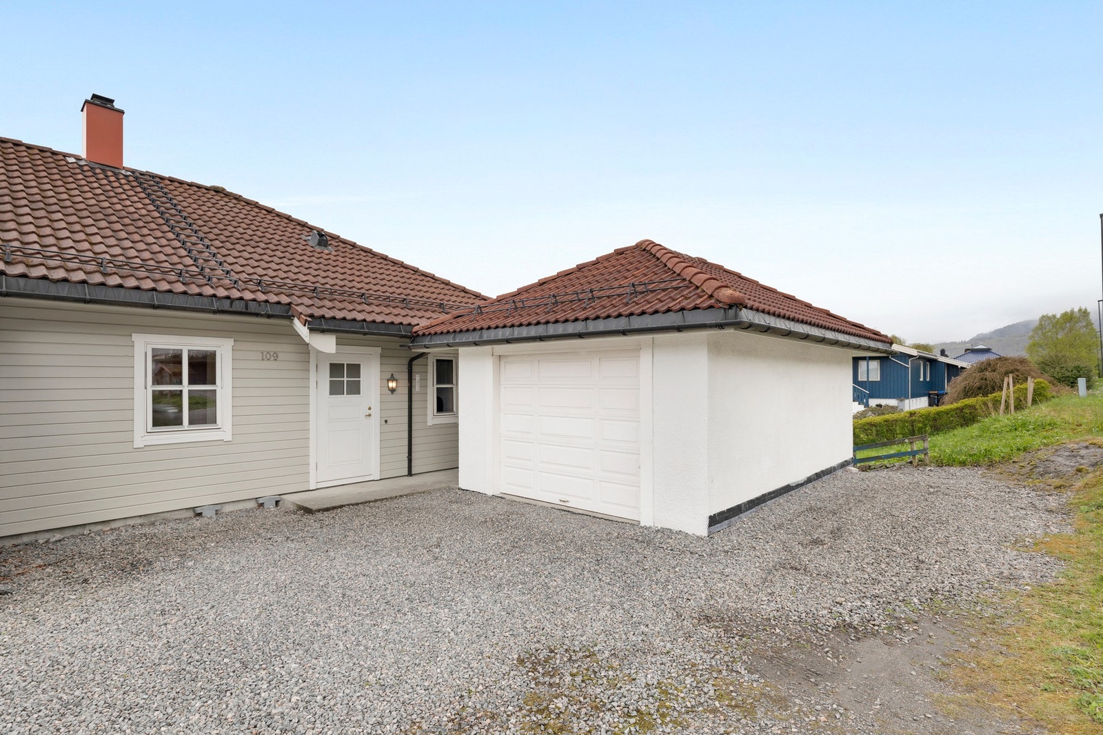 Det er også oppført en frittstående garasje fra 2004 Galleribilde