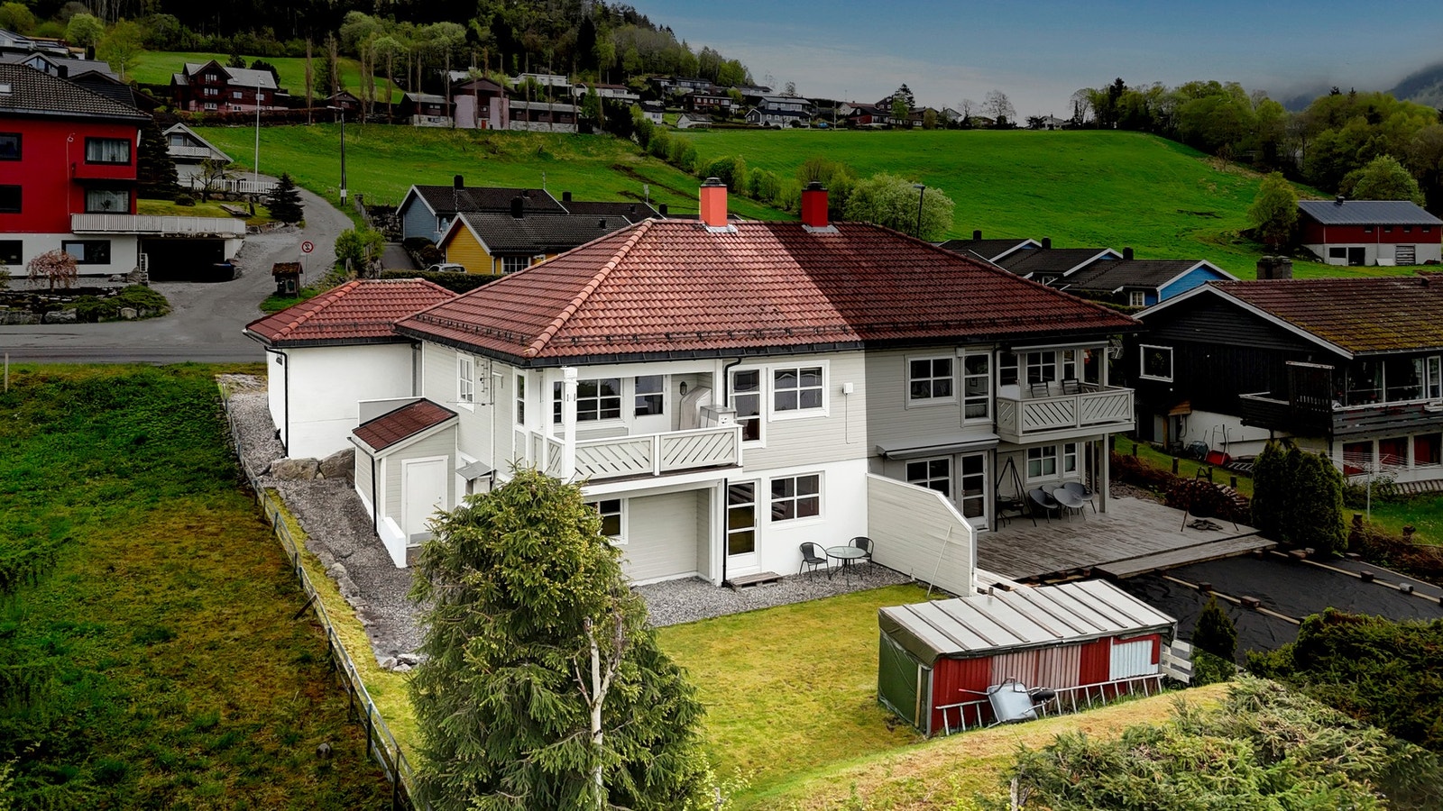 Velkommen til Kyrkjevegen 109 - en flott del i tomannsbolig med sentral beliggenhet Galleribilde