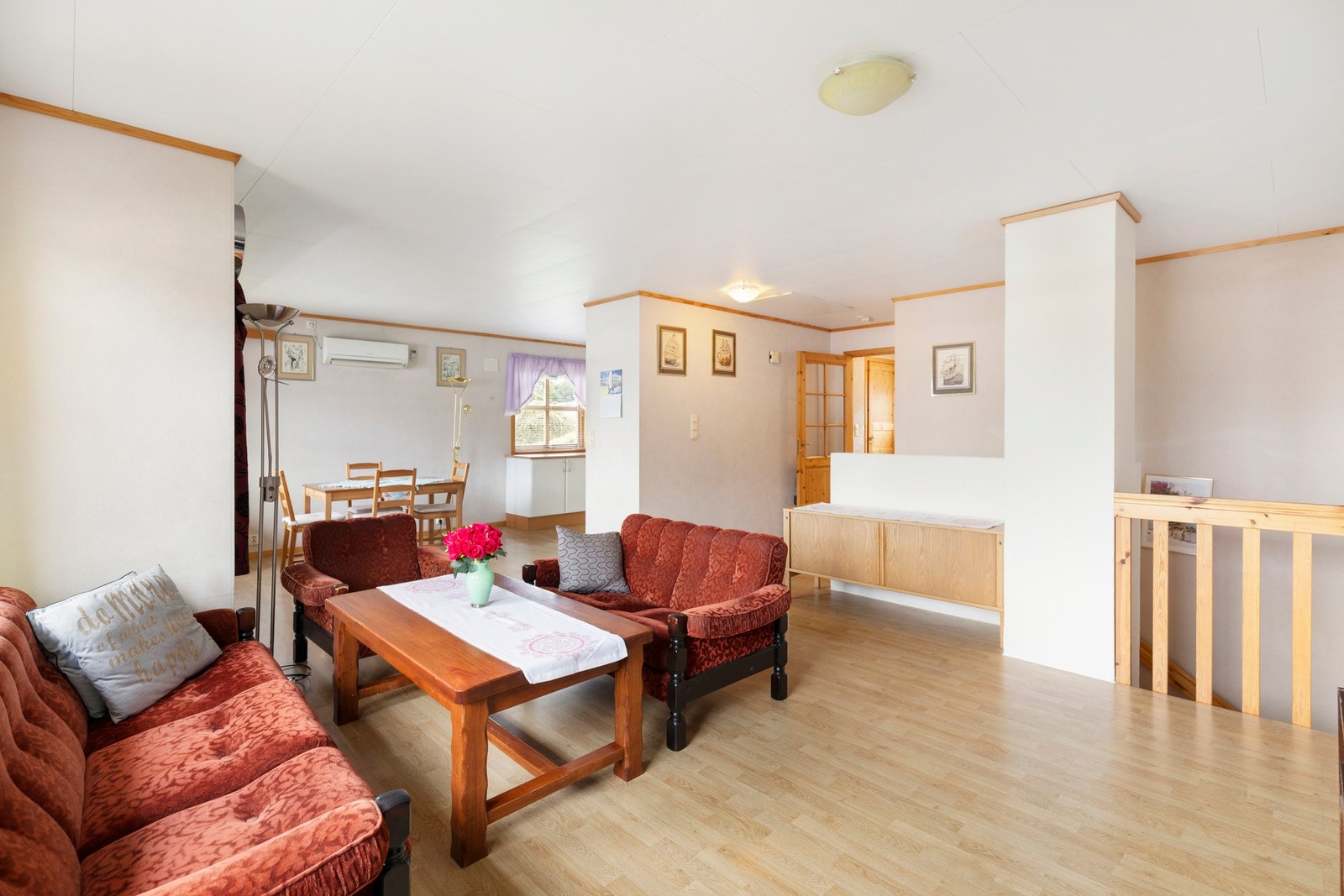 Åpen, arealeffektiv løsning mot kjøkkenet Galleribilde