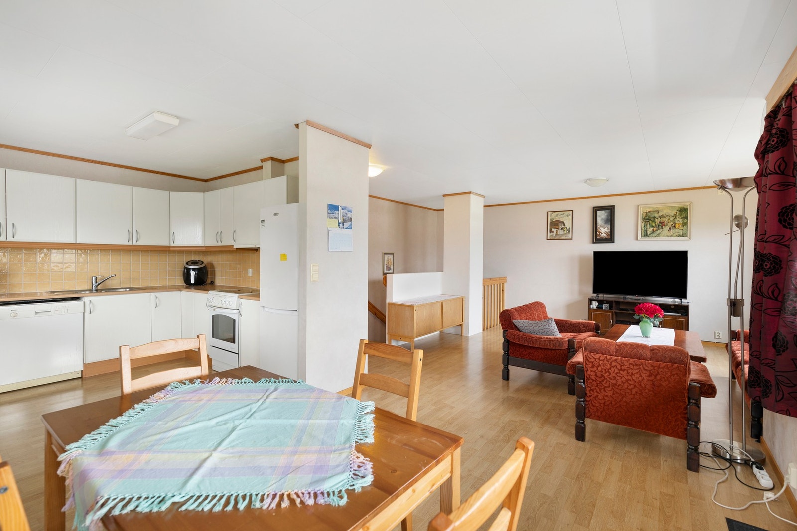 Kjøkkenet har montert en U-formet innredning fra "Vårt Kjøkken" bestående av benkeskap og overskap Galleribilde