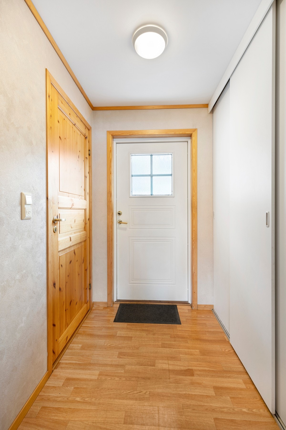 Garasjen ligger like ved ytterdøren. Entrèen har montert skyvedørsgarderobe Galleribilde