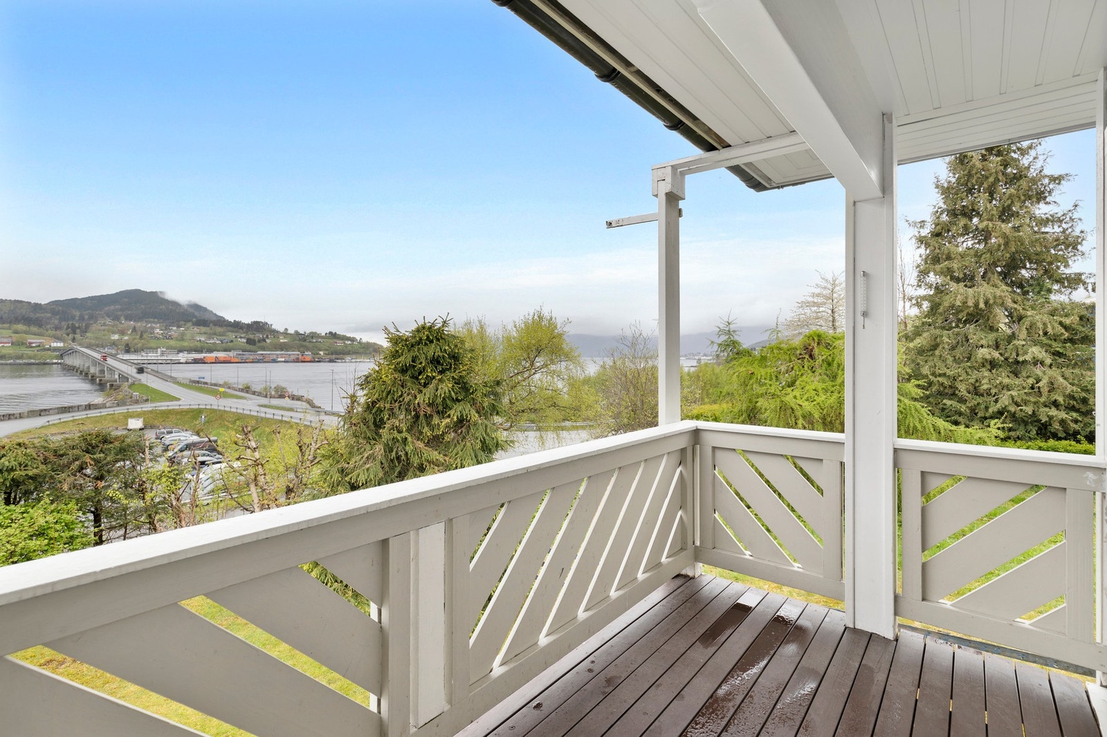 Verandaen er overbygd, med storslått utsikt utover Sykkylvsfjorden Galleribilde