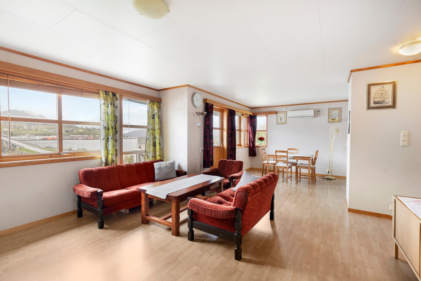 Stuen er romslig på størrelse, med god plass til både sofagruppe og spisegruppe Galleribilde