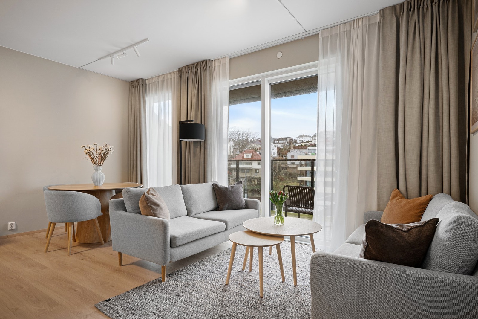 Åpen, lys stue med utgang til balkong Galleribilde