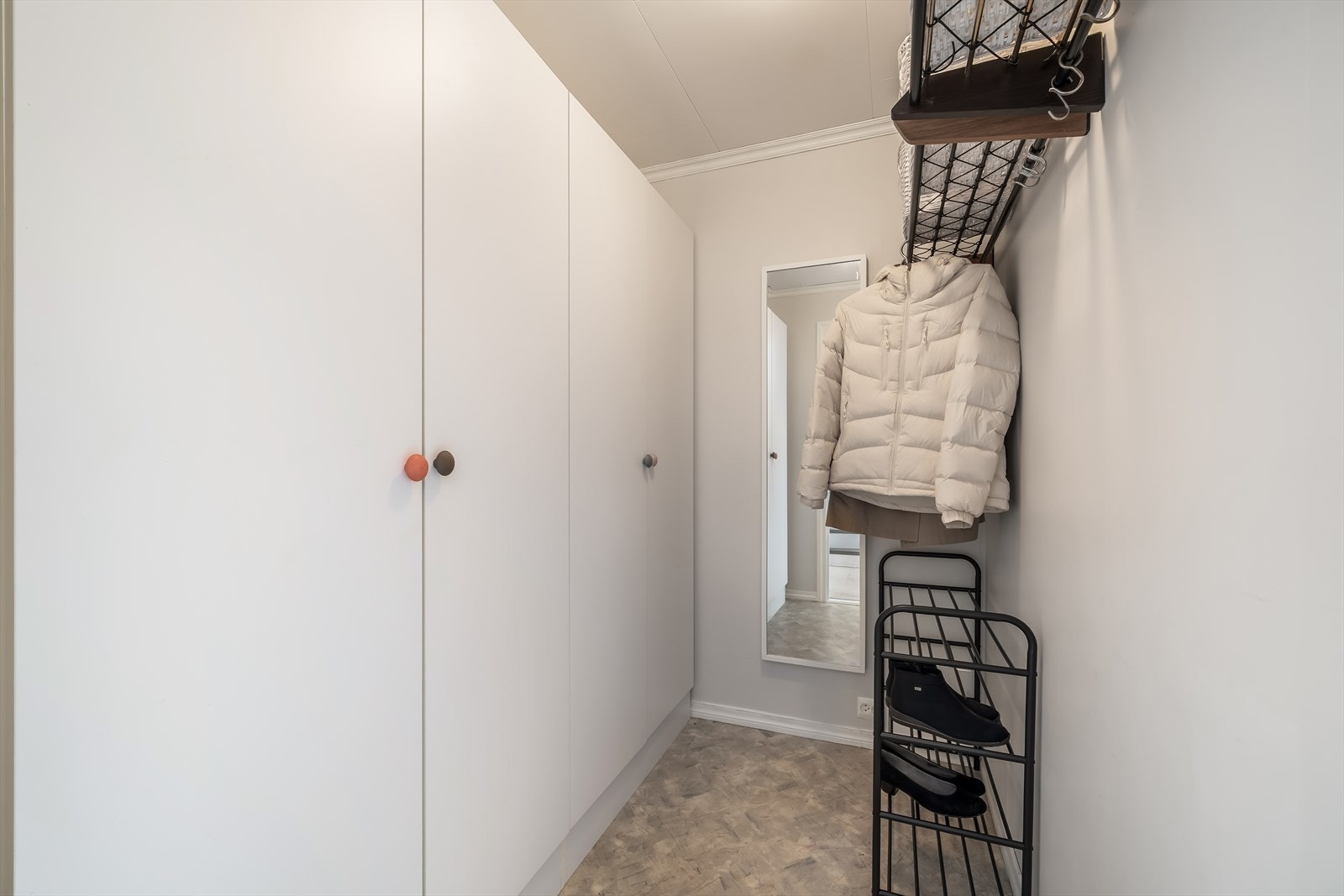 Praktisk garderoberom/bod i tilknytning til entréen. Galleribilde