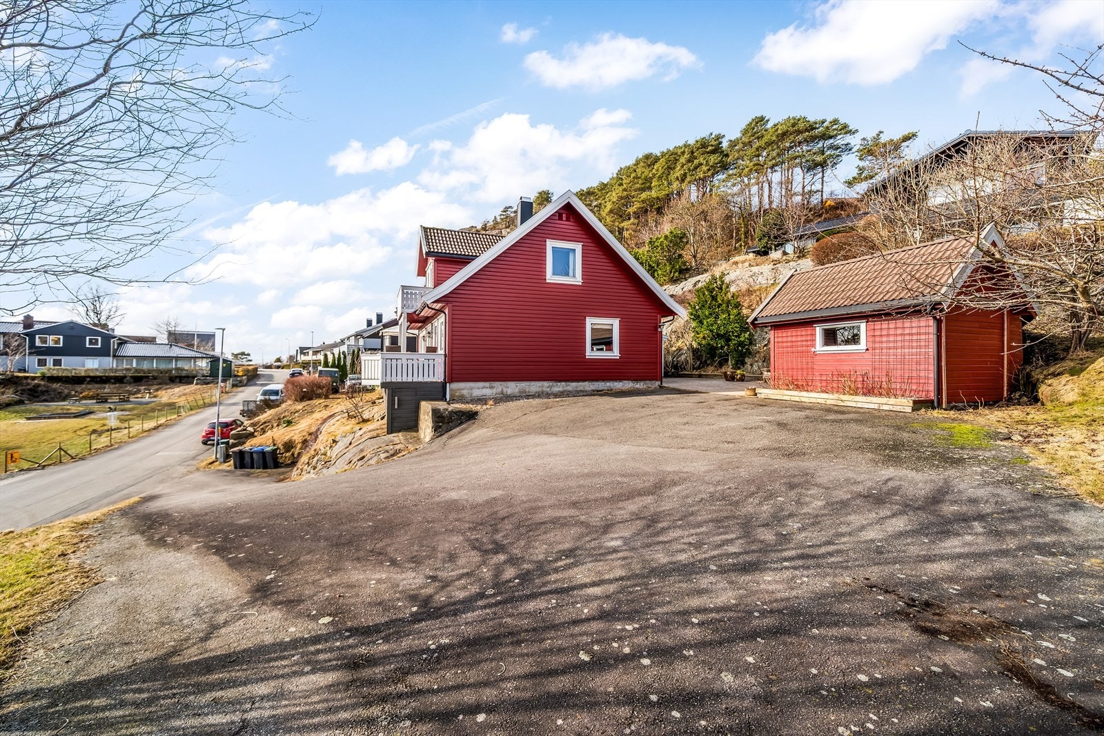 Boligen har et stort tun med god plass til parkering. Galleribilde