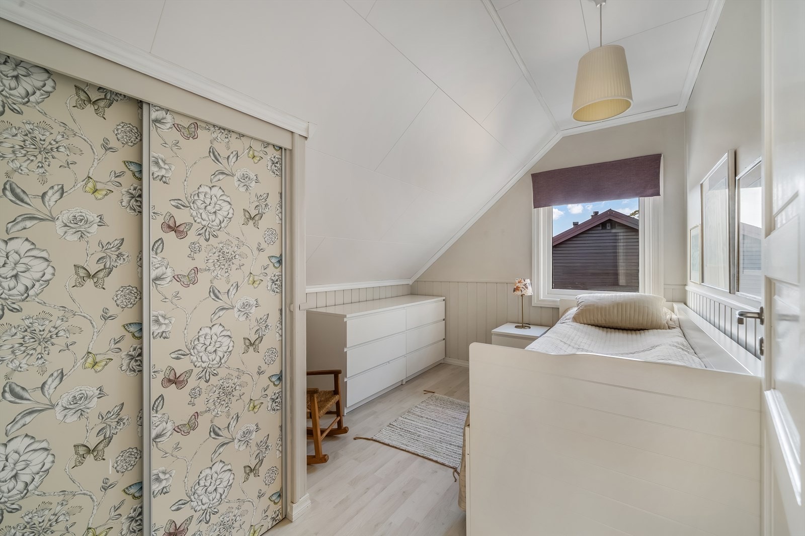 Lyst soverom nr. 3 med praktisk skyvedørsgarderobe. Galleribilde