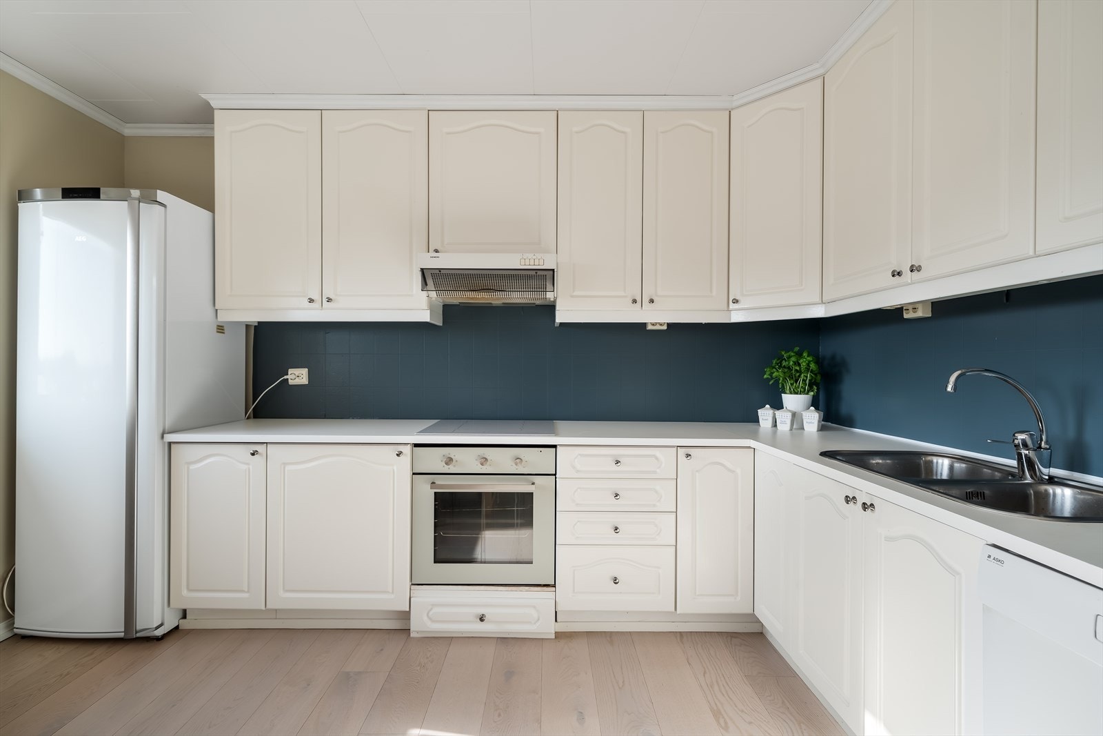 Pent kjøkken med god skap- og benkeplass som gir rom for en god arbeidsplass. Galleribilde