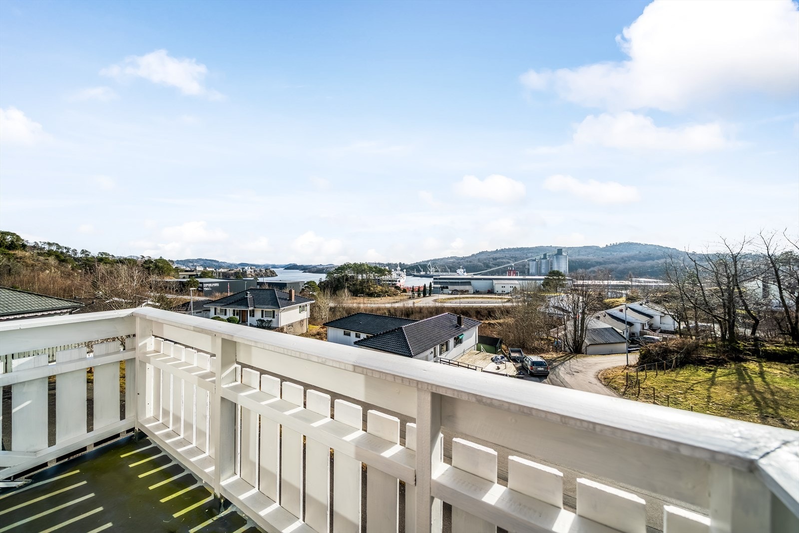 Solrik balkong med nydelig utsikt mot sjøen! Galleribilde