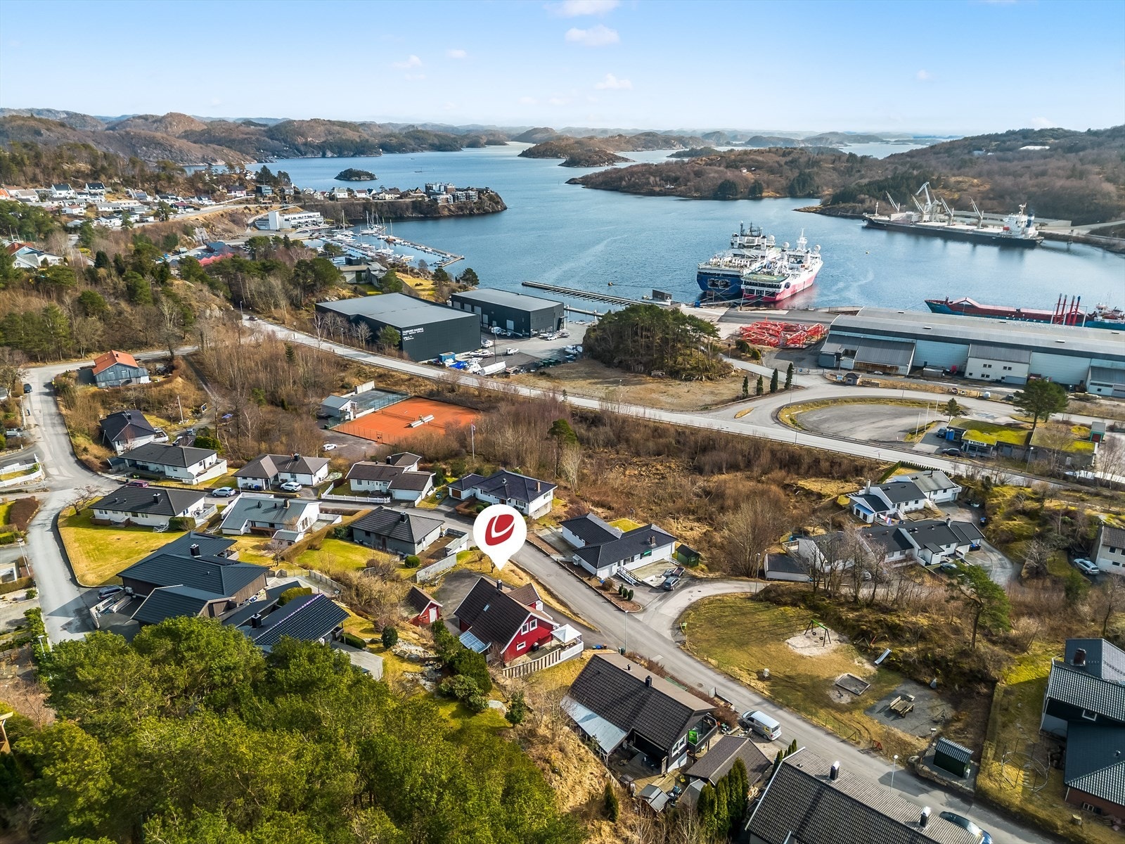 Fra boligen er det kort avstand til Lauervika hvor det er offentlig båthavn med mulighet for å leie båtplass. Galleribilde