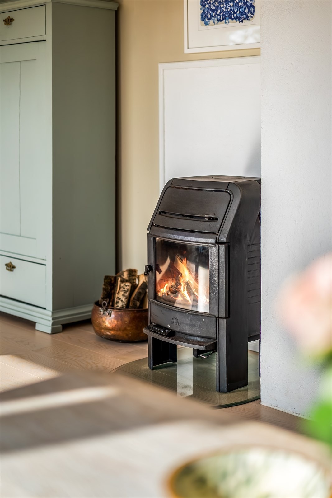 Vedovn - Perfekt for å fyre opp og skape varme og hygge på kalde dager Galleribilde